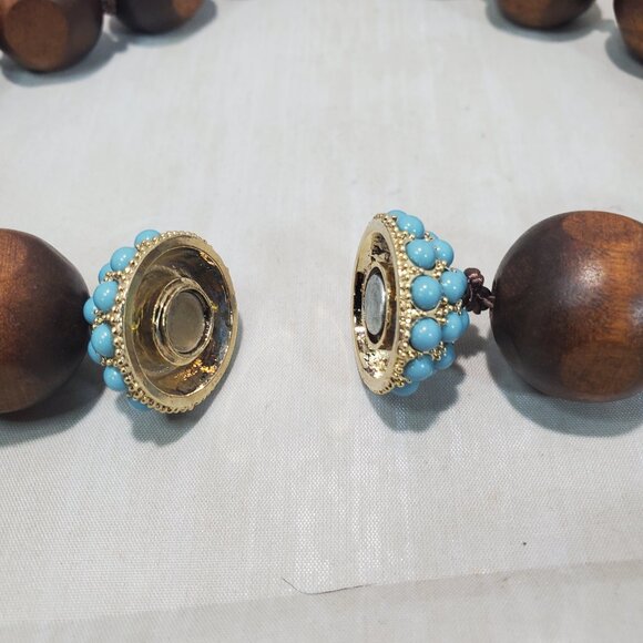 Bijou Wooden beaded necklace with magnetic turquoise ball - Picture 6 of 7
